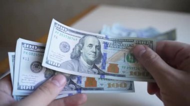 Nakit - 100 dolarlık banknotlar, yavaş çekim