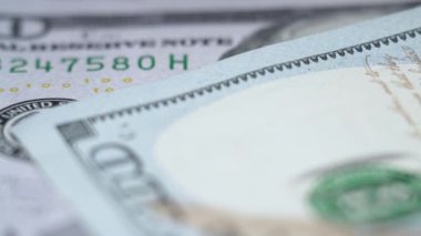Nakit - 100 dolarlık banknotlar, yavaş çekim