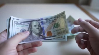 Nakit - 100 dolarlık banknotlar, yavaş çekim