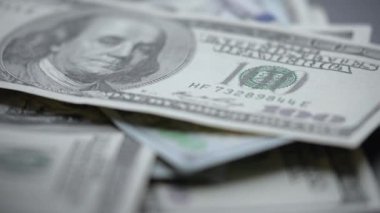 Nakit - 100 dolarlık banknotlar, yavaş çekim