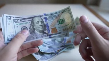 Nakit - 100 dolarlık banknotlar, yavaş çekim