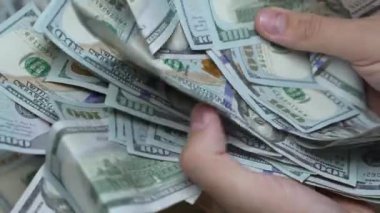 Nakit - 100 dolarlık banknotlar, yavaş çekim