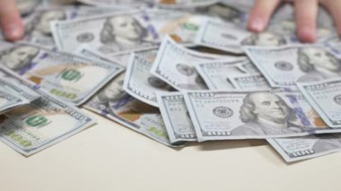 Nakit - 100 dolarlık banknotlar, yavaş çekim