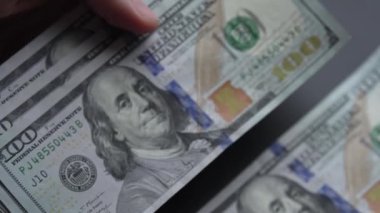 Nakit - 100 dolarlık banknotlar, yavaş çekim