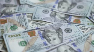 Nakit - 100 dolarlık banknotlar, yavaş çekim