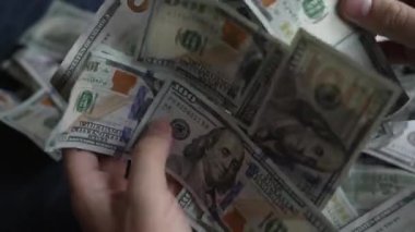 Nakit - 100 dolarlık banknotlar, yavaş çekim