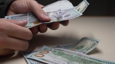 Nakit - 100 dolarlık banknotlar, yavaş çekim