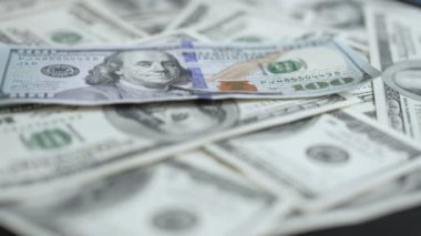 Nakit - 100 dolarlık banknotlar, yavaş çekim