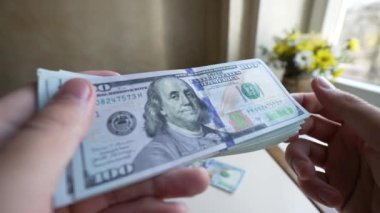 Nakit - 100 dolarlık banknotlar, yavaş çekim