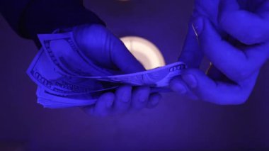 Nakit - 100 dolarlık banknotlar, yavaş çekim