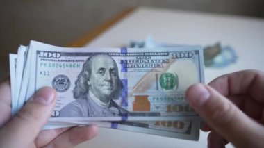 Nakit - 100 dolarlık banknotlar, yavaş çekim
