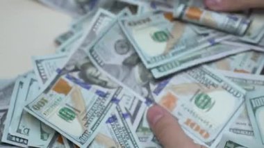Nakit - 100 dolarlık banknotlar, yavaş çekim