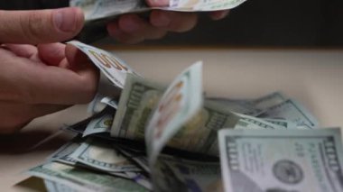 Nakit - 100 dolarlık banknotlar, yavaş çekim