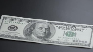 Nakit - 100 dolarlık banknotlar, yavaş çekim