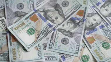 Nakit - 100 dolarlık banknotlar, yavaş çekim