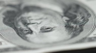 Nakit - 100 dolarlık banknotlar, yavaş çekim