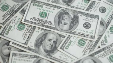 Nakit - 100 dolarlık banknotlar, yavaş çekim