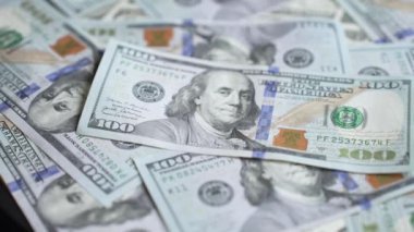 Nakit - 100 dolarlık banknotlar, yavaş çekim