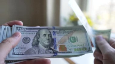 Nakit - 100 dolarlık banknotlar, yavaş çekim
