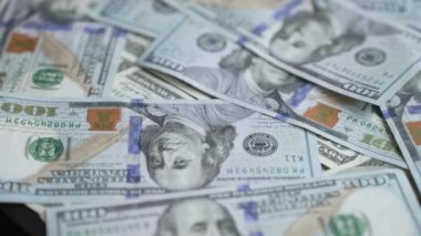 Nakit - 100 dolarlık banknotlar, yavaş çekim
