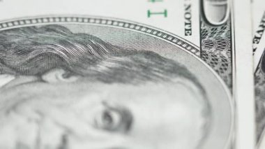 Amerikan para birimine yakın çekim - 100 dolarlık banknotlar