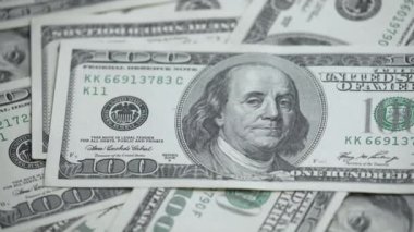 Amerikan para birimine yakın çekim - 100 dolarlık banknotlar
