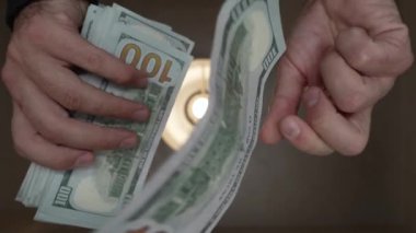 Amerikan para birimine yakın çekim - 100 dolarlık banknotlar