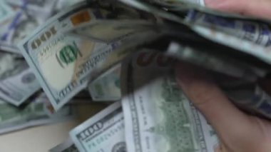 Amerikan para birimine yakın çekim - 100 dolarlık banknotlar