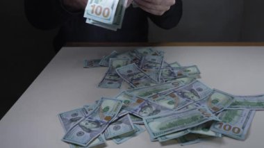 Amerikan para birimine yakın çekim - 100 dolarlık banknotlar