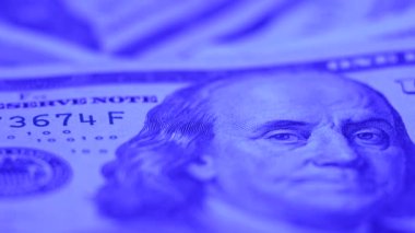 Amerikan para birimine yakın çekim - 100 dolarlık banknotlar