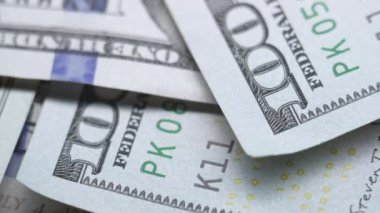 Amerikan para birimine yakın çekim - 100 dolarlık banknotlar