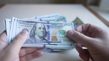 Amerikan para birimine yakın çekim - 100 dolarlık banknotlar