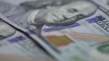 Amerikan para birimine yakın çekim - 100 dolarlık banknotlar
