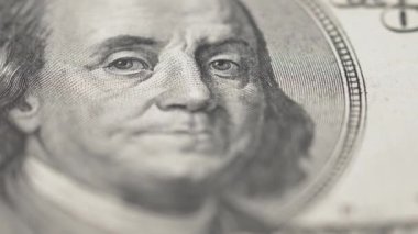 Amerikan para birimine yakın çekim - 100 dolarlık banknotlar