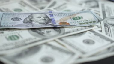 Amerikan para birimine yakın çekim - 100 dolarlık banknotlar