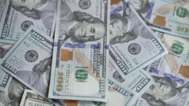 Amerikan para birimine yakın çekim - 100 dolarlık banknotlar