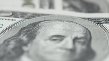 Amerikan para birimine yakın çekim - 100 dolarlık banknotlar