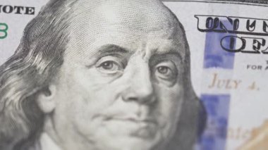 Amerikan para birimine yakın çekim - 100 dolarlık banknotlar