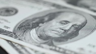 Amerikan para birimine yakın çekim - 100 dolarlık banknotlar