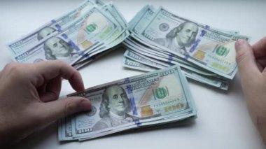 Amerikan para birimine yakın çekim - 100 dolarlık banknotlar