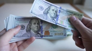 Amerikan para birimine yakın çekim - 100 dolarlık banknotlar