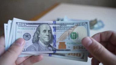 Para - 100 dolarlık Amerikan para birimi