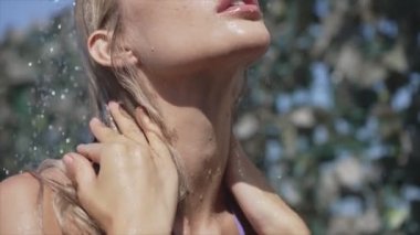 Duşta banyo yapan çekici seksi kadın.