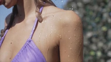 Duşta banyo yapan çekici seksi kadın.