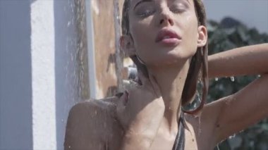 Duşta banyo yapan çekici seksi kadın.