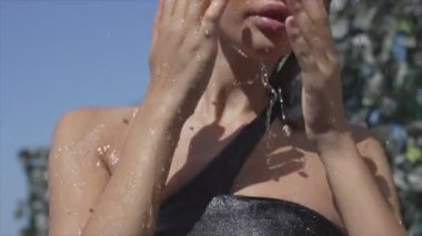 Duşta banyo yapan çekici seksi kadın.