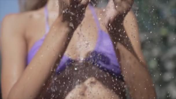 Mujer Tomando Una Ducha Aire Libre Cámara Lenta — Vídeos de Stock
