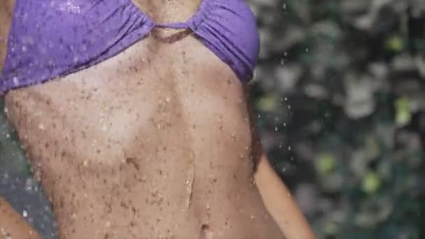 Kobieta Bierze Prysznic Świeżym Powietrzu Zwolniony Ruch — Wideo stockowe