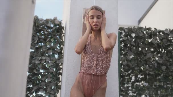 Encantadora Mujer Sexy Bañándose Ducha — Vídeo de stock