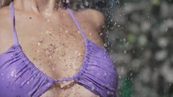 Okouzlující Sexy Žena Koupání Sprše — Stock video